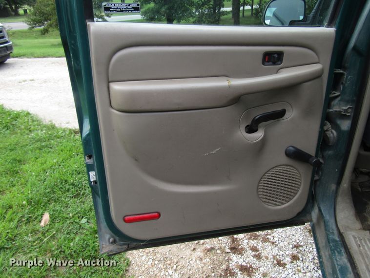 image for item DG8047 2002 Chevrolet Silverado 2500HD Crew Cab pickup truck