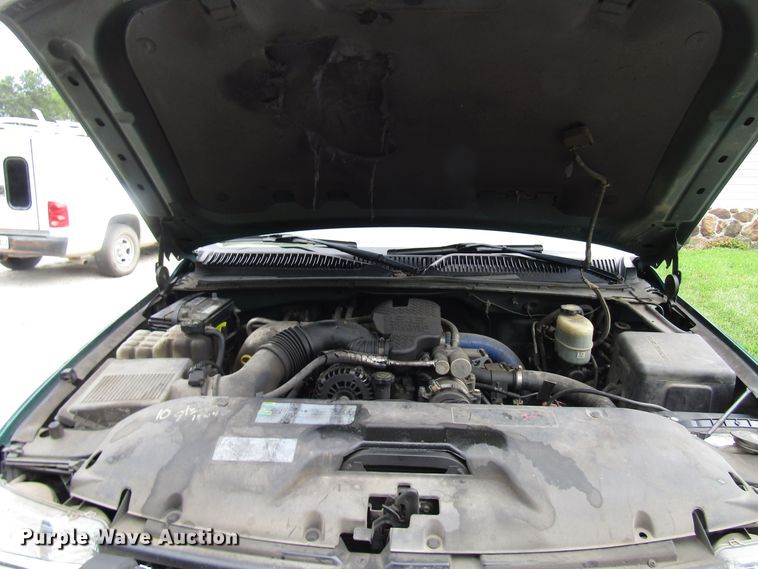 image for item DG8047 2002 Chevrolet Silverado 2500HD Crew Cab pickup truck