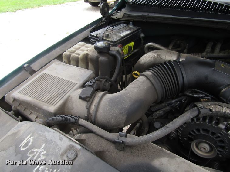 image for item DG8047 2002 Chevrolet Silverado 2500HD Crew Cab pickup truck