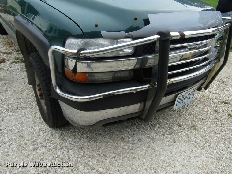 image for item DG8047 2002 Chevrolet Silverado 2500HD Crew Cab pickup truck