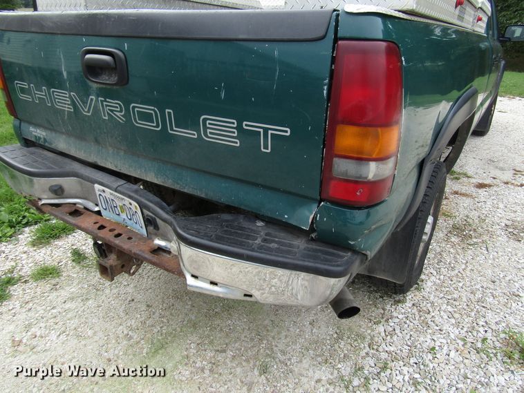 image for item DG8047 2002 Chevrolet Silverado 2500HD Crew Cab pickup truck