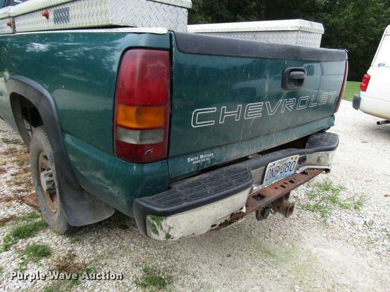 image for item DG8047 2002 Chevrolet Silverado 2500HD Crew Cab pickup truck