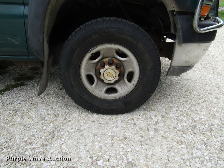 image for item DG8047 2002 Chevrolet Silverado 2500HD Crew Cab pickup truck