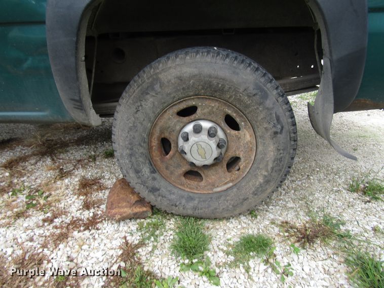 image for item DG8047 2002 Chevrolet Silverado 2500HD Crew Cab pickup truck