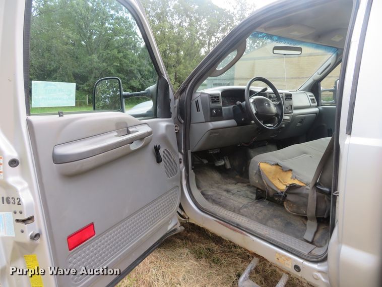 image for item DH1505 2004 Ford F550 Super Duty XL utility bed truck