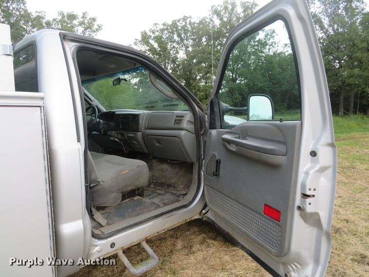 image for item DH1505 2004 Ford F550 Super Duty XL utility bed truck