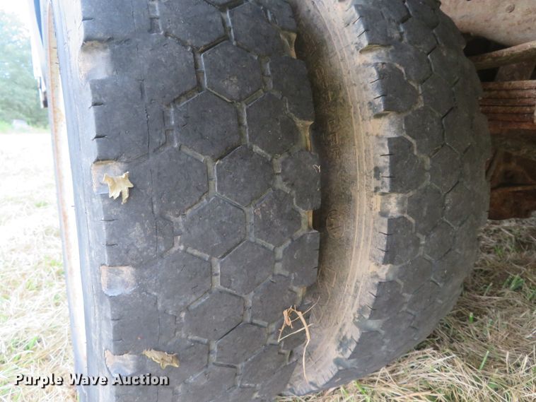 image for item DH1505 2004 Ford F550 Super Duty XL utility bed truck