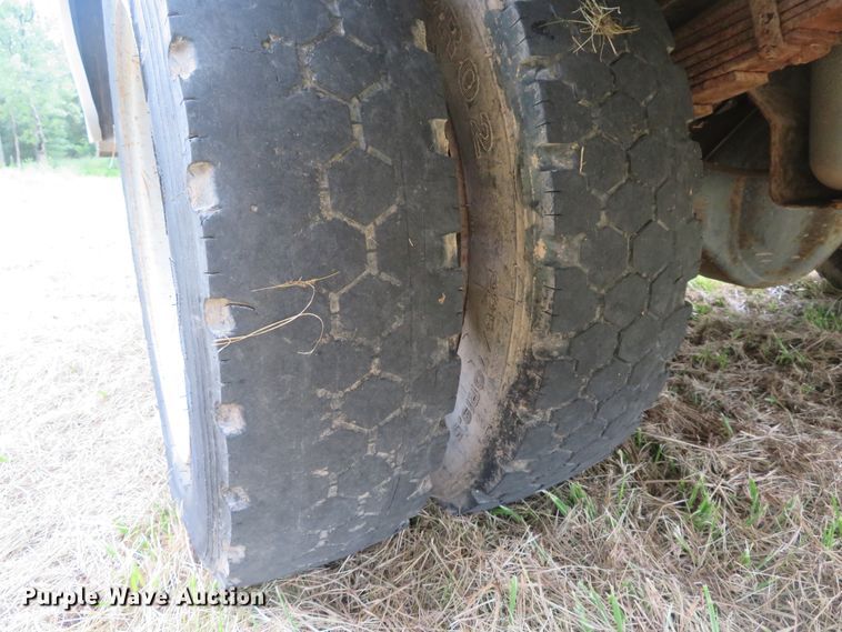 image for item DH1505 2004 Ford F550 Super Duty XL utility bed truck