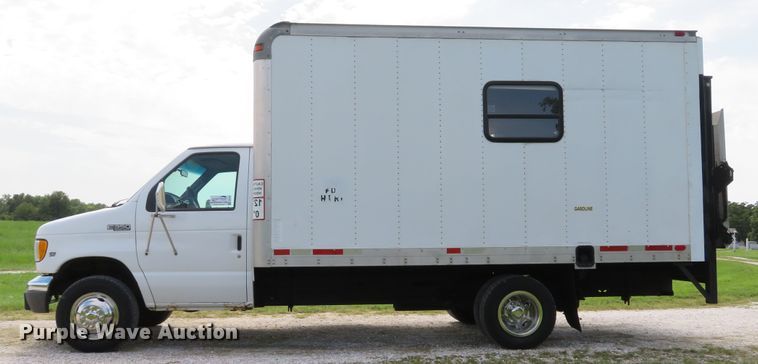 image for item DH1514 2002 Ford Econoline E350 Super Duty box truck