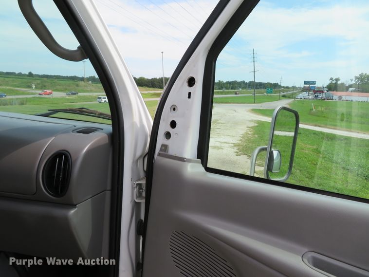 image for item DH1514 2002 Ford Econoline E350 Super Duty box truck