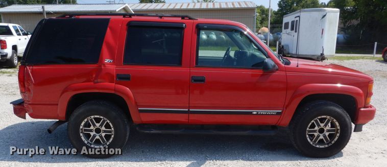 image for item DH2001 2000 Chevrolet Tahoe SUV