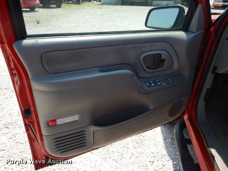 image for item DH2001 2000 Chevrolet Tahoe SUV