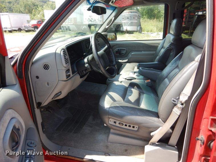 image for item DH2001 2000 Chevrolet Tahoe SUV