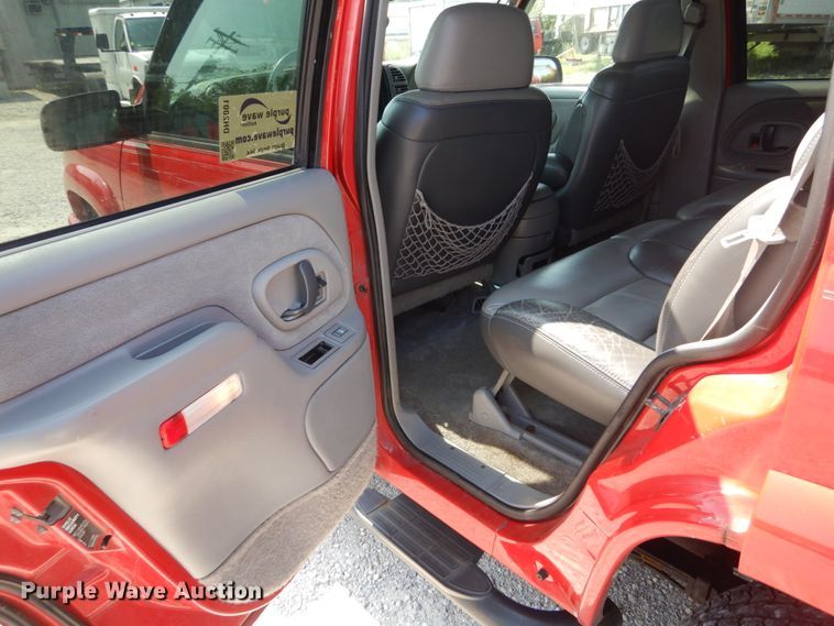 image for item DH2001 2000 Chevrolet Tahoe SUV