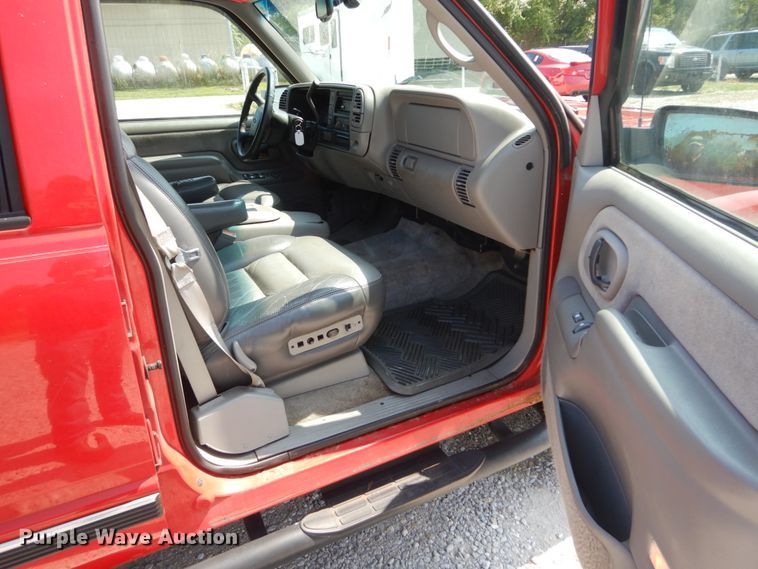 image for item DH2001 2000 Chevrolet Tahoe SUV