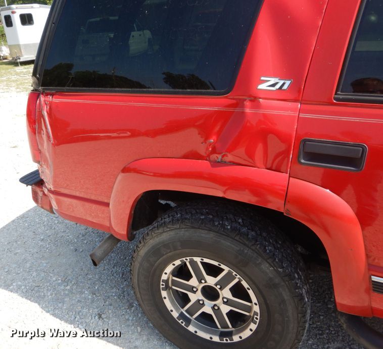 image for item DH2001 2000 Chevrolet Tahoe SUV