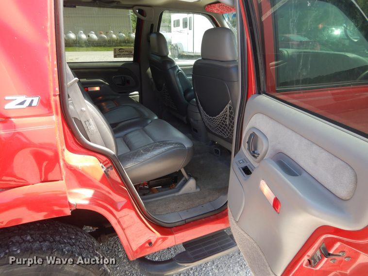 image for item DH2001 2000 Chevrolet Tahoe SUV