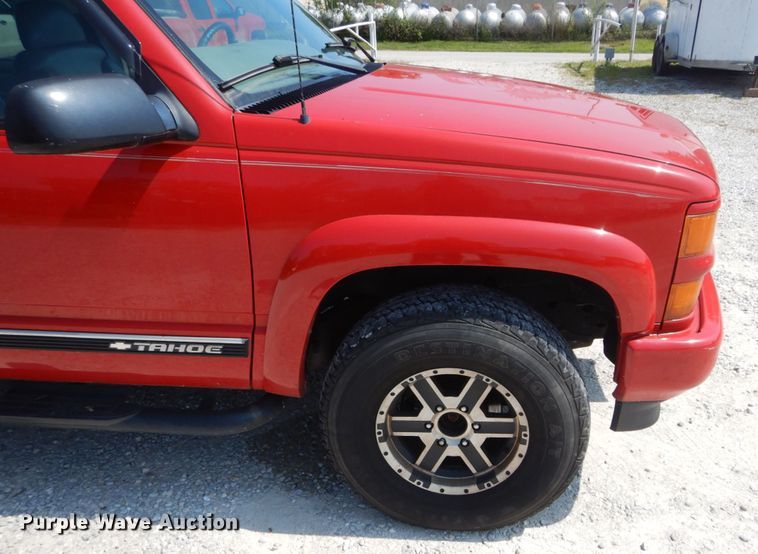 image for item DH2001 2000 Chevrolet Tahoe SUV