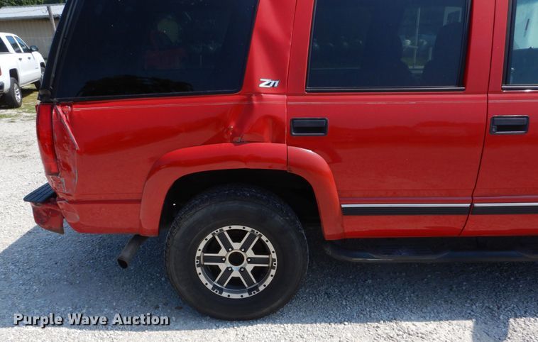 image for item DH2001 2000 Chevrolet Tahoe SUV