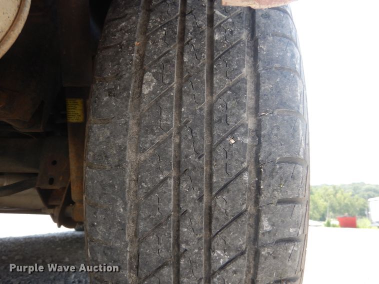 image for item DH2002 2004 GMC Envoy XL SUV