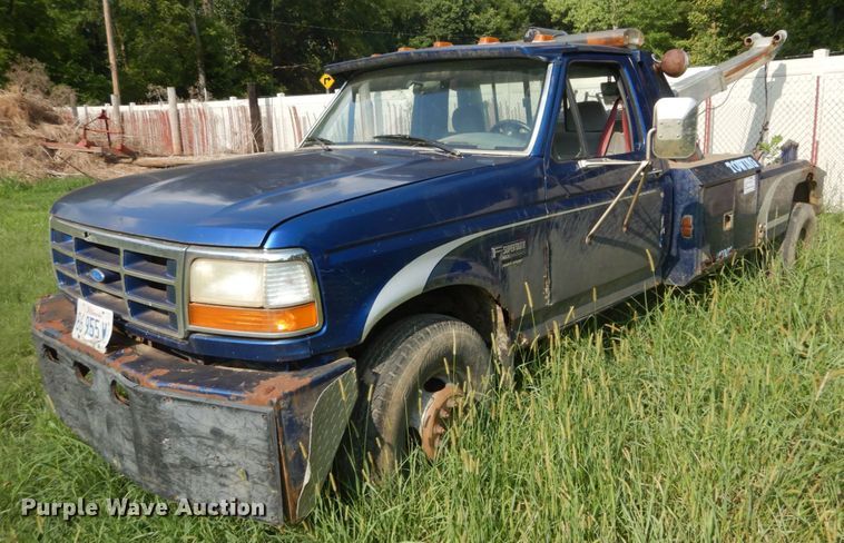 image for item DH2005 1995 Ford F450 Super Duty tow truck