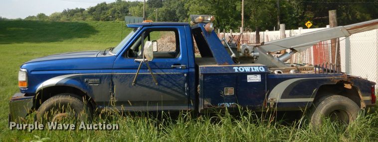 image for item DH2005 1995 Ford F450 Super Duty tow truck