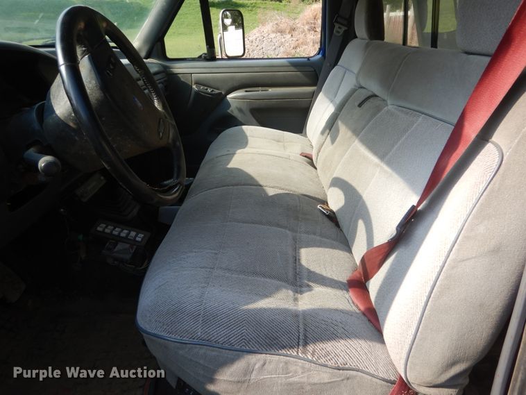 image for item DH2005 1995 Ford F450 Super Duty tow truck