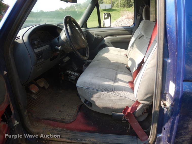 image for item DH2005 1995 Ford F450 Super Duty tow truck