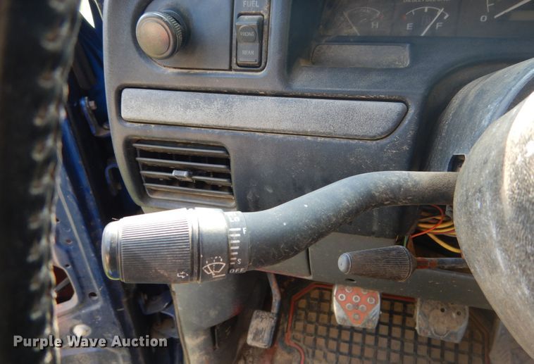 image for item DH2005 1995 Ford F450 Super Duty tow truck