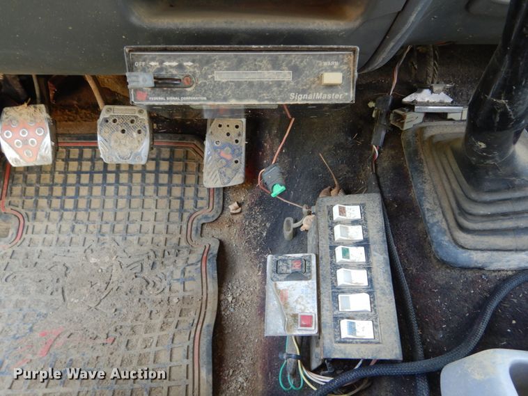 image for item DH2005 1995 Ford F450 Super Duty tow truck