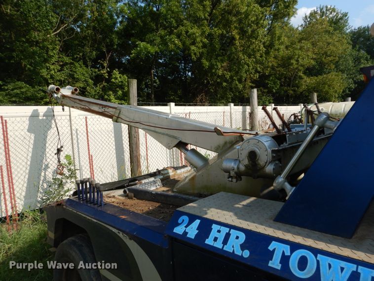 image for item DH2005 1995 Ford F450 Super Duty tow truck