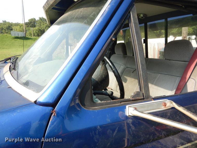 image for item DH2005 1995 Ford F450 Super Duty tow truck