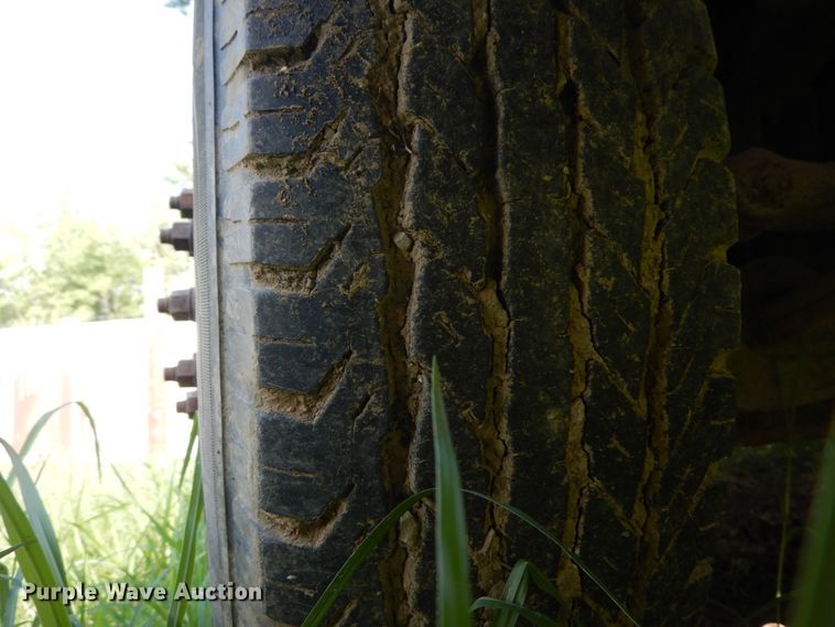 image for item DH2005 1995 Ford F450 Super Duty tow truck