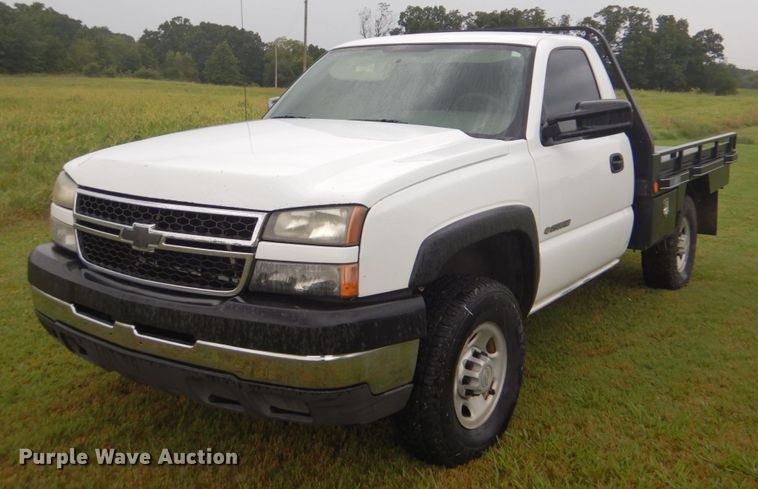 image for item DI2270 2006 Chevrolet Silverado 2500 flatbed pickup truck