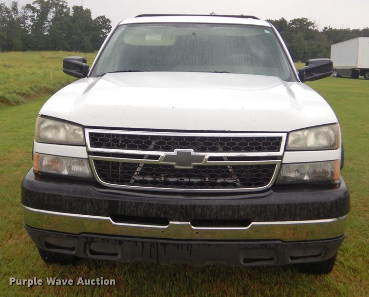 image for item DI2270 2006 Chevrolet Silverado 2500 flatbed pickup truck