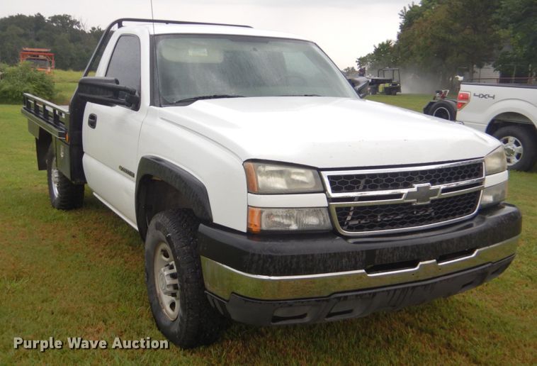 image for item DI2270 2006 Chevrolet Silverado 2500 flatbed pickup truck