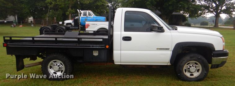 image for item DI2270 2006 Chevrolet Silverado 2500 flatbed pickup truck