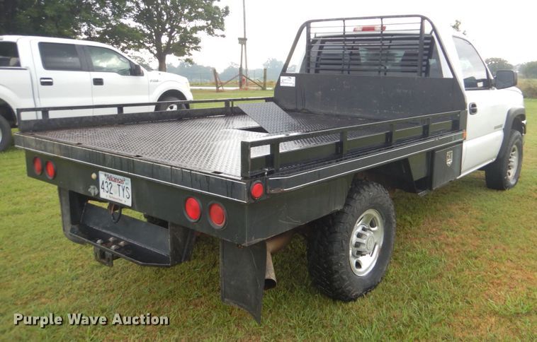 image for item DI2270 2006 Chevrolet Silverado 2500 flatbed pickup truck