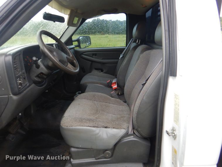 image for item DI2270 2006 Chevrolet Silverado 2500 flatbed pickup truck