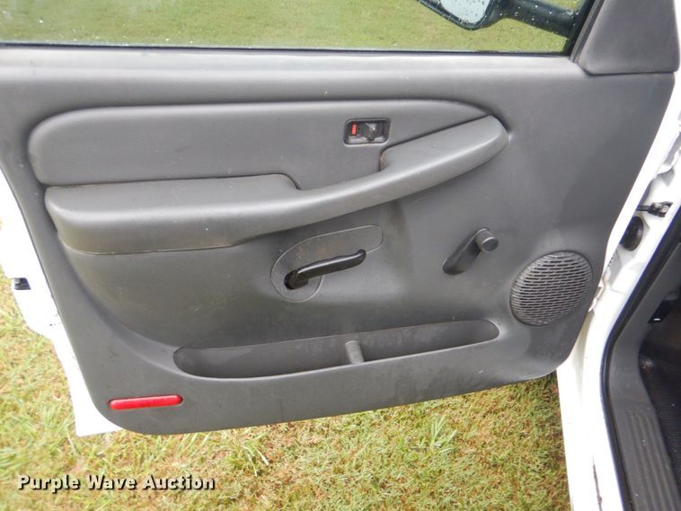 image for item DI2270 2006 Chevrolet Silverado 2500 flatbed pickup truck