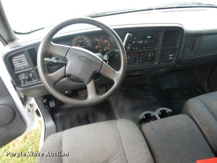 image for item DI2270 2006 Chevrolet Silverado 2500 flatbed pickup truck