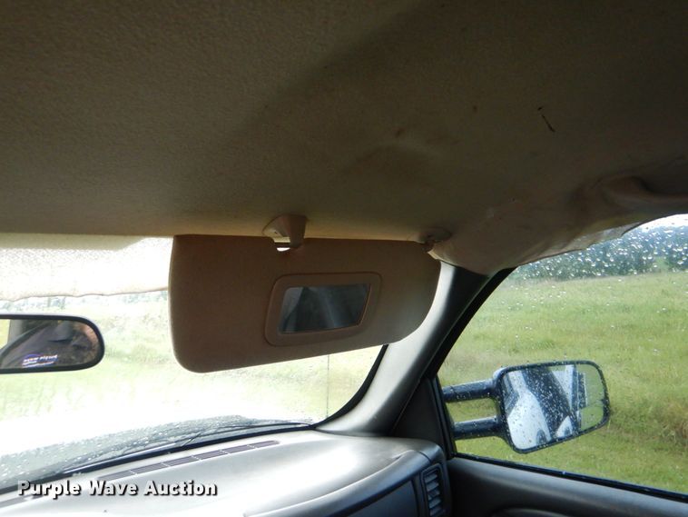 image for item DI2270 2006 Chevrolet Silverado 2500 flatbed pickup truck