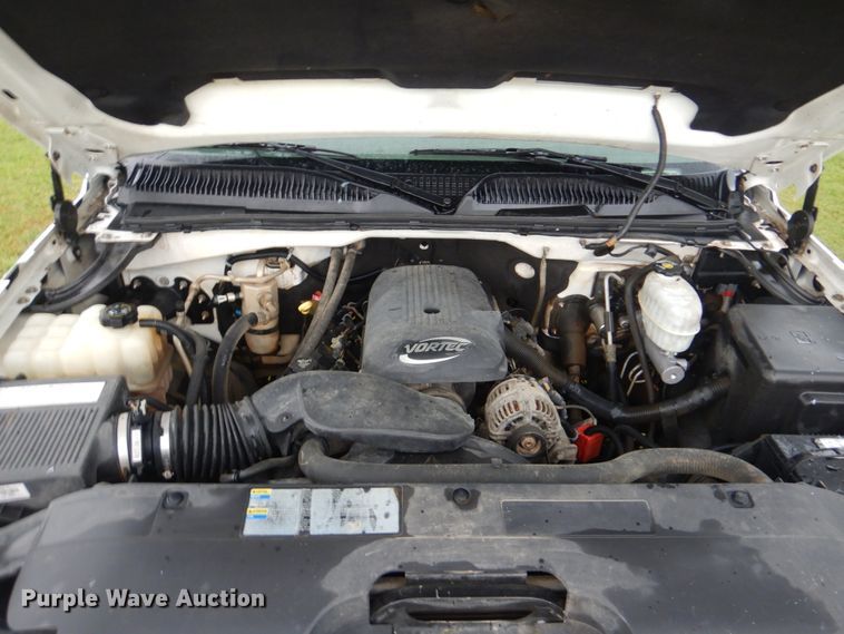 image for item DI2270 2006 Chevrolet Silverado 2500 flatbed pickup truck