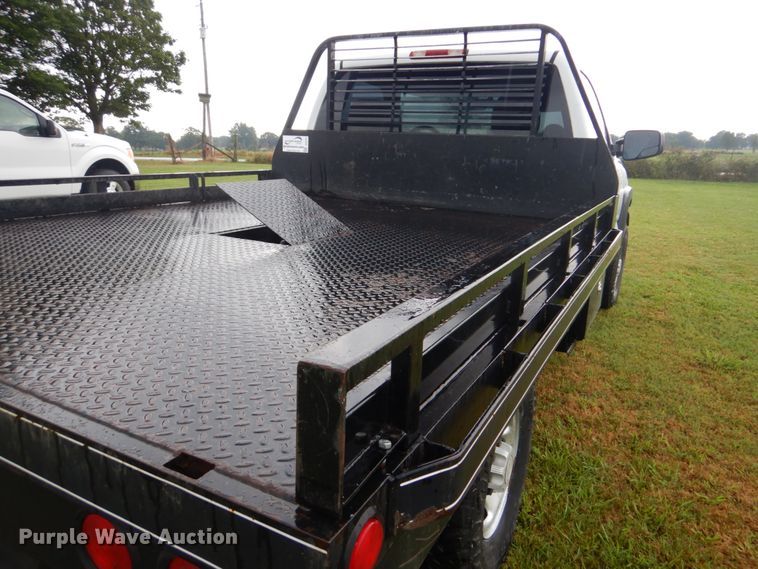 image for item DI2270 2006 Chevrolet Silverado 2500 flatbed pickup truck