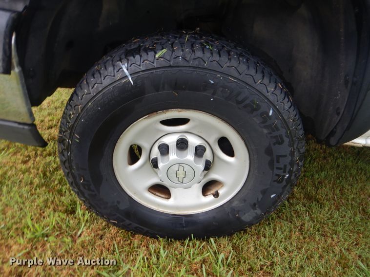 image for item DI2270 2006 Chevrolet Silverado 2500 flatbed pickup truck