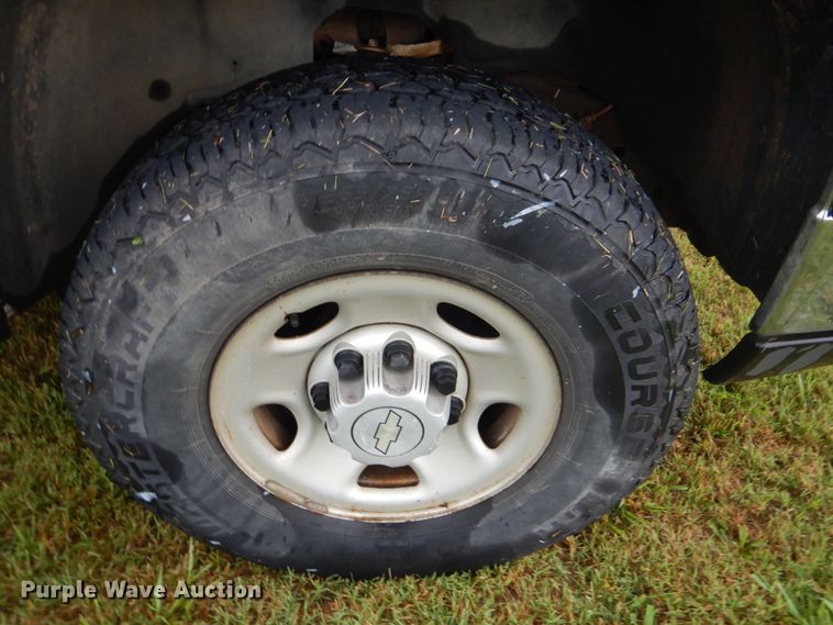 image for item DI2270 2006 Chevrolet Silverado 2500 flatbed pickup truck