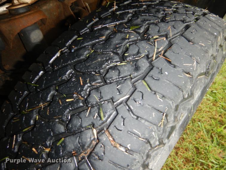 image for item DI2270 2006 Chevrolet Silverado 2500 flatbed pickup truck