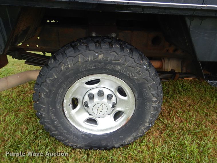 image for item DI2270 2006 Chevrolet Silverado 2500 flatbed pickup truck