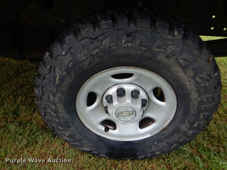 image for item DI2270 2006 Chevrolet Silverado 2500 flatbed pickup truck