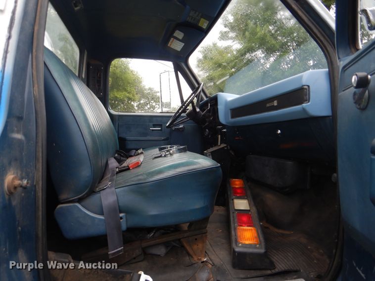 image for item DI2272 1984 GMC TopKick C7000 semi truck